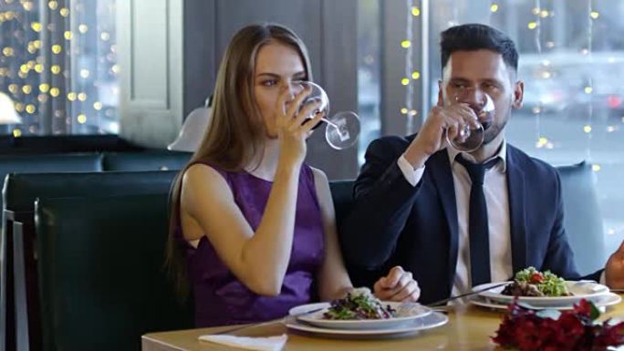 男人和女人在约会时喝酒