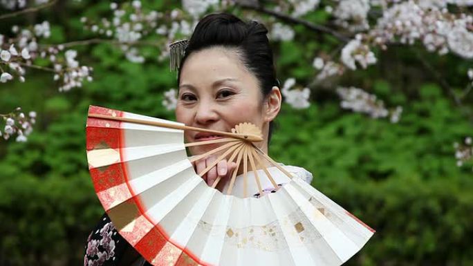 带风扇的日本和服女人