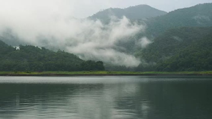 湖景的时间流逝，山上有雾。