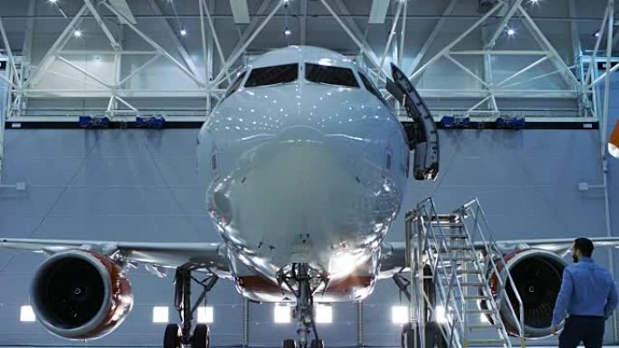 站在飞机维修机库的全新私人飞机，总工程师/安全检查是否一切正常。