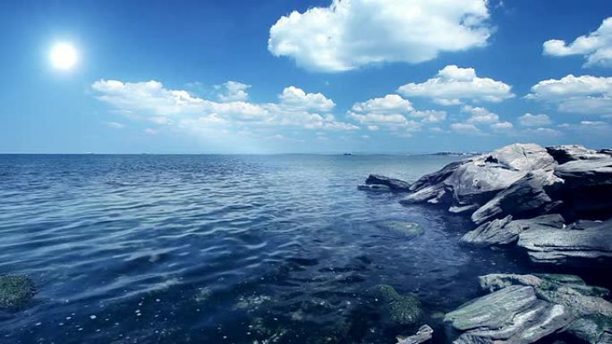 岩石般的海边，蓝色忧郁的云朵