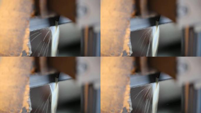 清洁和冷却锯片工业生产制造冲水降温特写镜