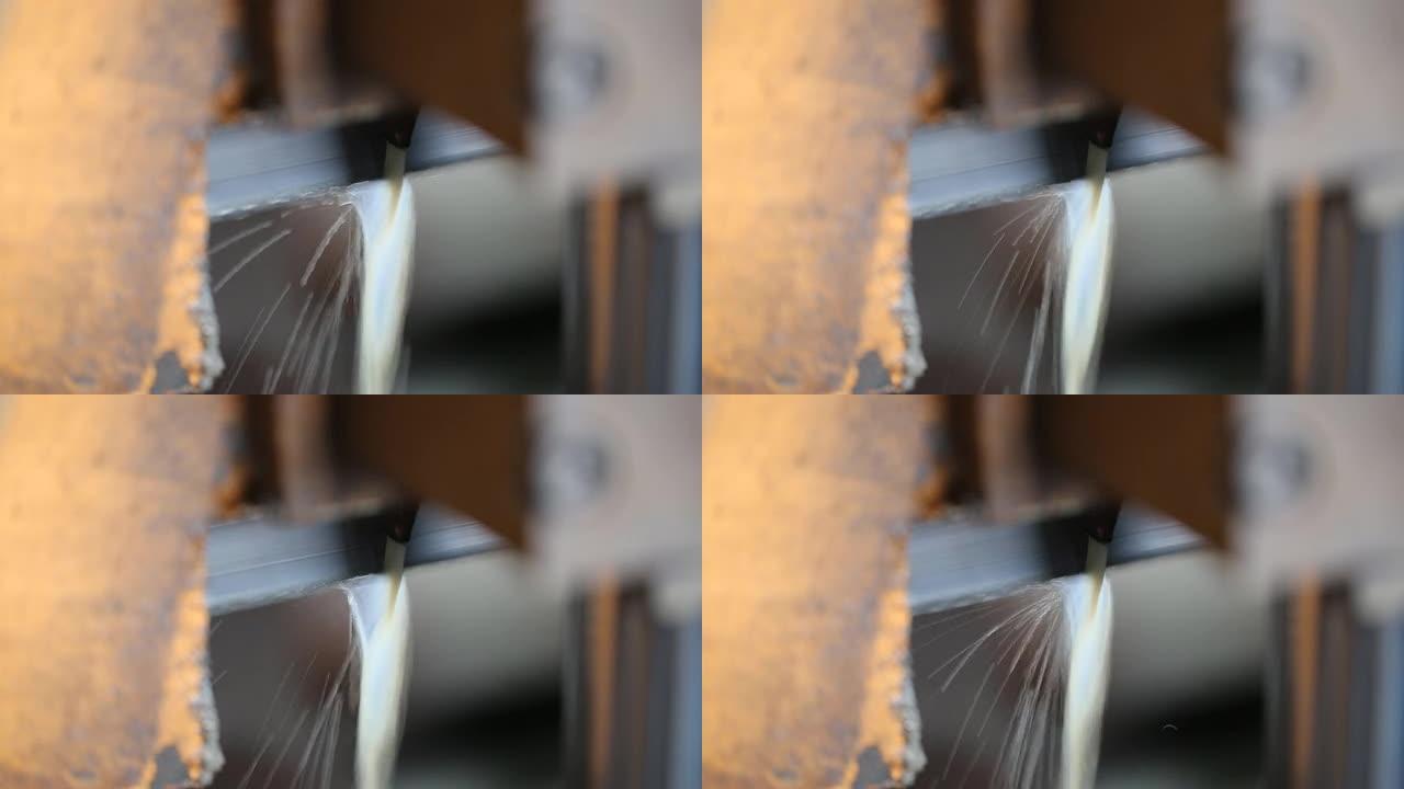 清洁和冷却锯片工业生产制造冲水降温特写镜