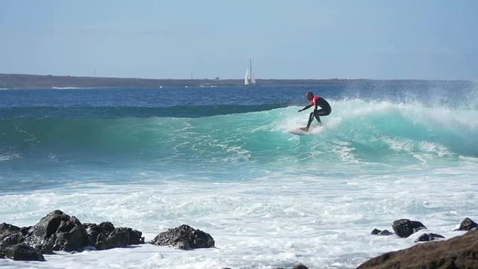 慢动作: 冲浪者在加那利群岛骑着美丽的蓝浪