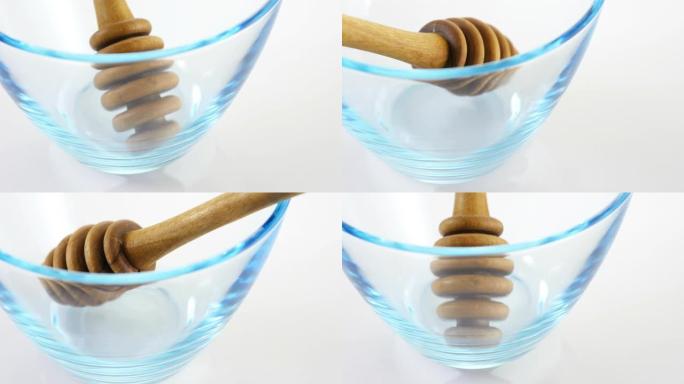 空玻璃饮料碗中的木制铲斗。