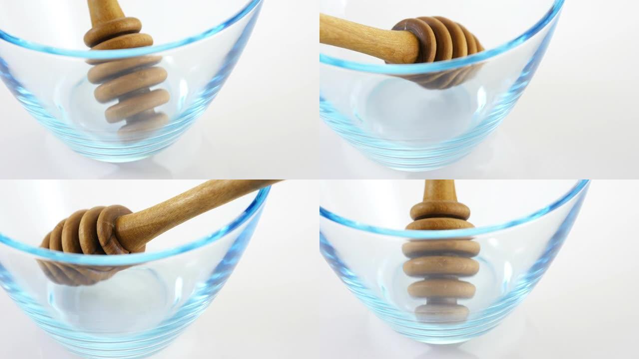 空玻璃饮料碗中的木制铲斗。