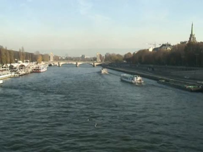 巴黎:塞纳河交通，宽时间流逝