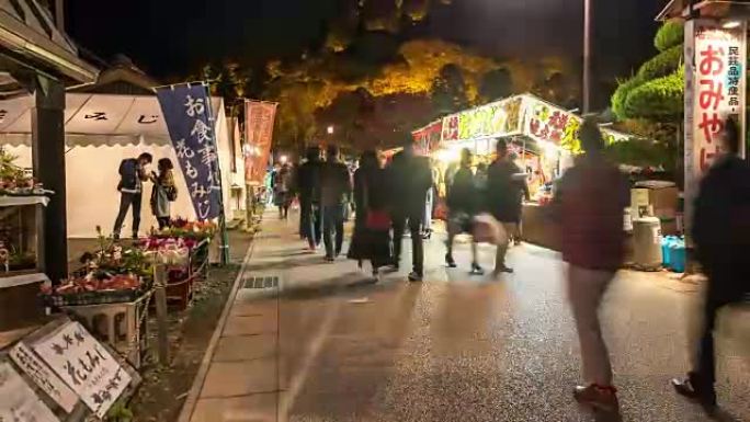 延时: 晚上在名古屋korankei跳蚤市场拥挤的行人