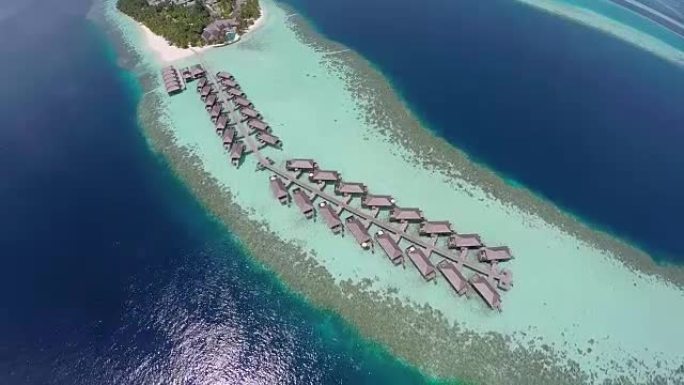天线: 马尔代夫热带岛屿度假村的豪华水上别墅。