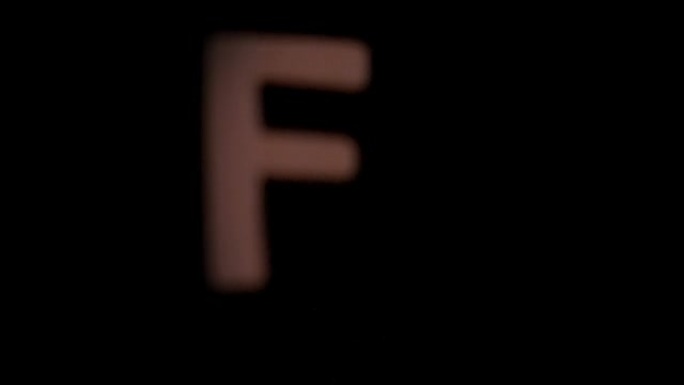 黑色背景上的字母f