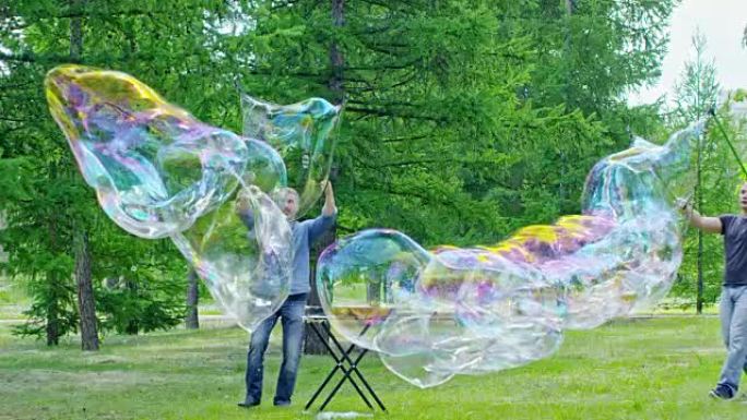 表演者在公园创造巨大的泡沫