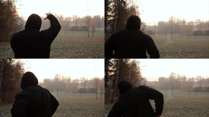男人在雾蒙蒙的早晨锻炼。慢动作