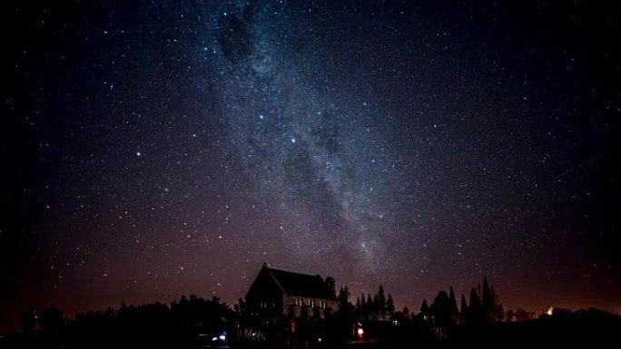 教堂上空的银河