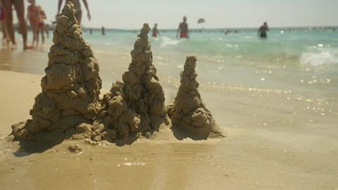 沙子上的脚印。
