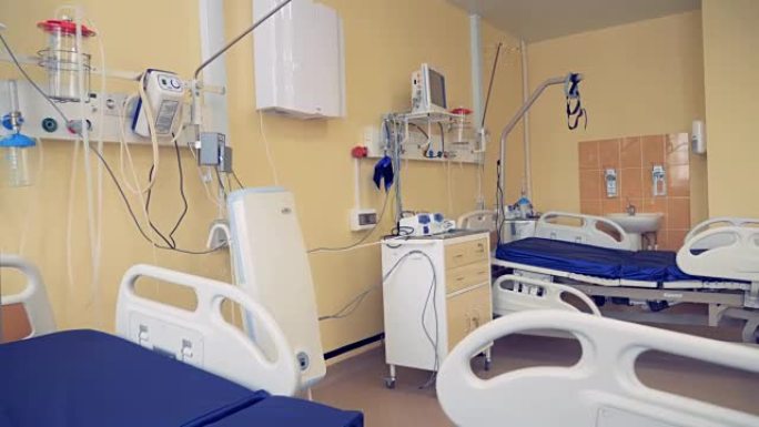 位于医院病房的现代医疗设备和两张床