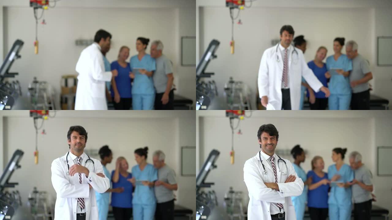 医生与一群患者和护士交谈，然后双臂交叉走向相机微笑