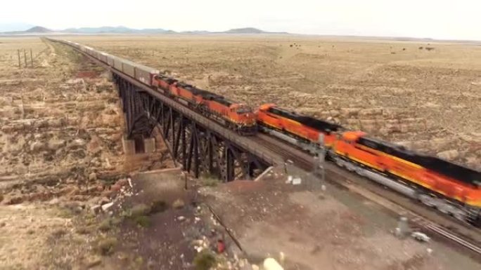 空中: 两列火车穿越峡谷暗黑破坏神的钢拱桥