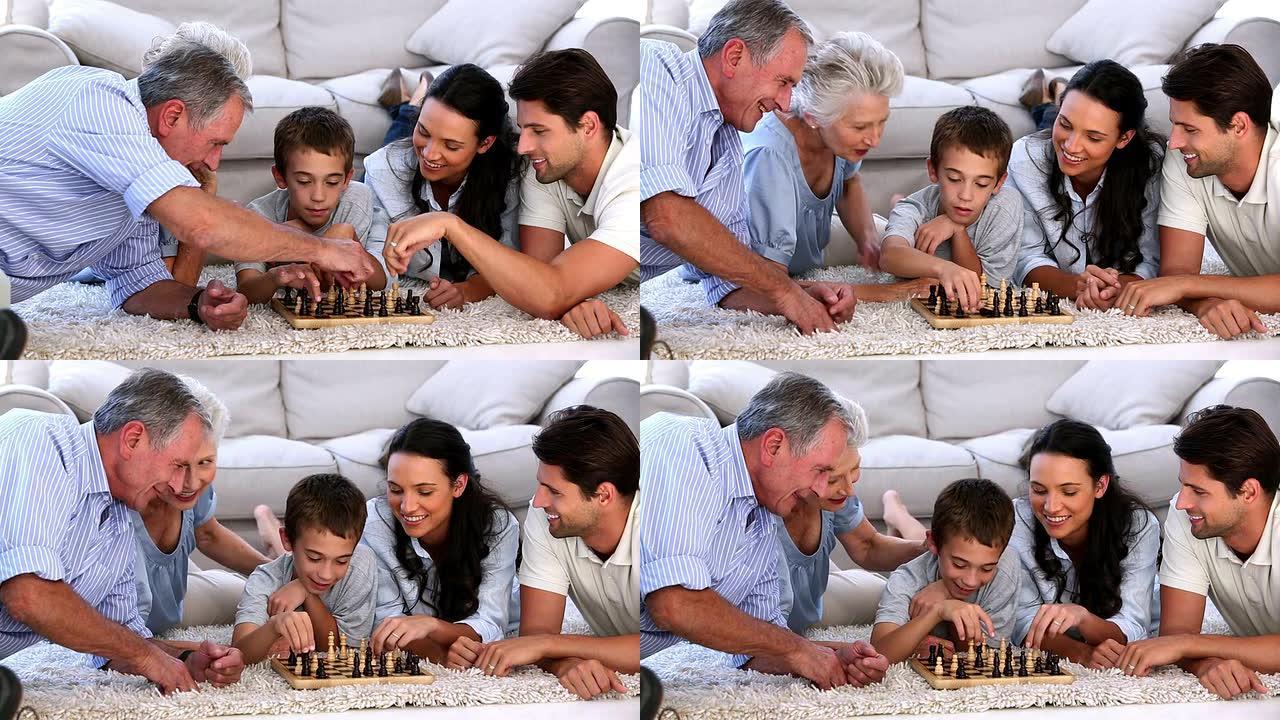 大家庭下棋
