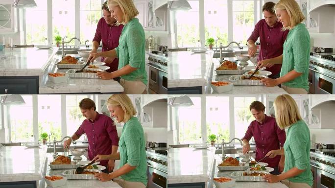 夫妇在R3D拍摄的厨房里做烤火鸡餐