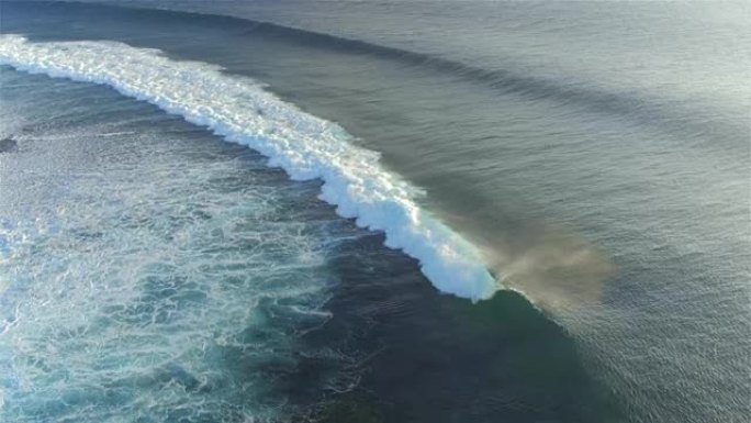 空中: 在大提亚波波 (Teahupoo wave) 上方飞行，在礁石破裂处飞溅，并向法属波利尼西亚