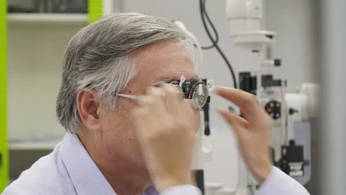 验光师为高级男性提供一副验光眼镜