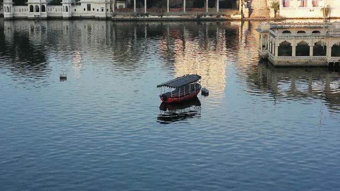 印度皮乔拉湖上的小船