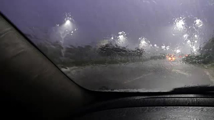 大雨，从车窗看