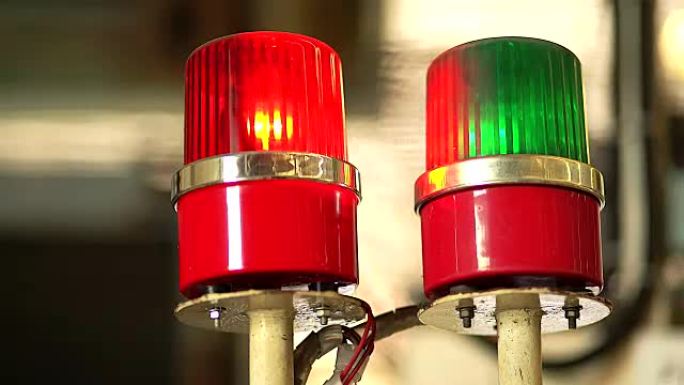 金属柜上的红色和绿色警报器。工作区域安全警告灯。