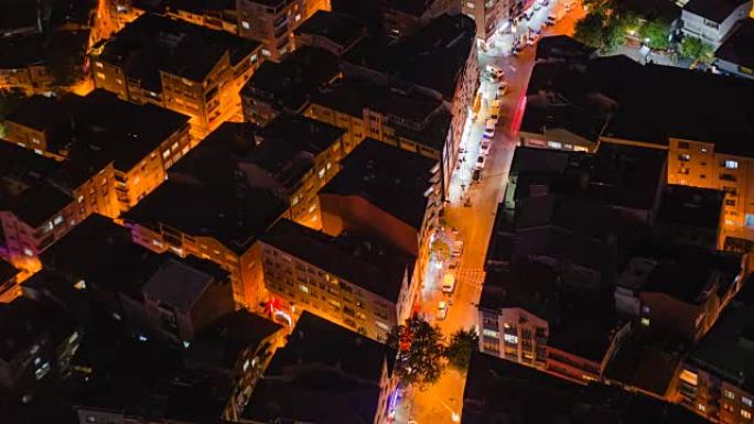 伊斯坦布尔街夜间交通的延时屋顶景观