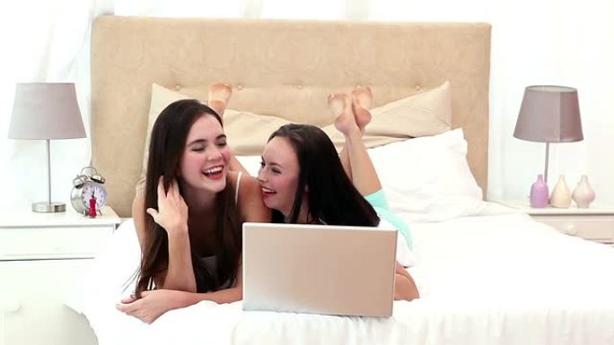 躺在床上的漂亮朋友使用笔记本电脑