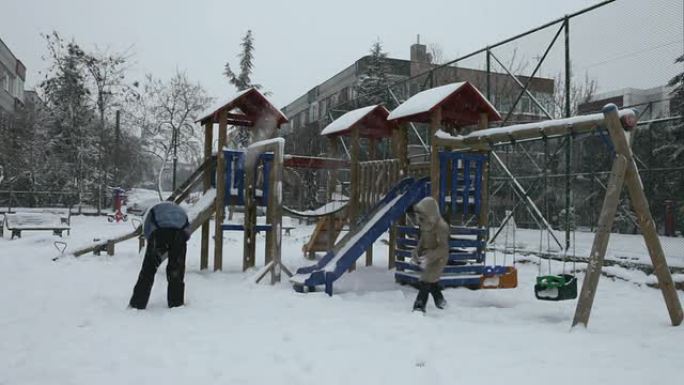 打雪仗互相砸雪球大雪纷飞雪地公园