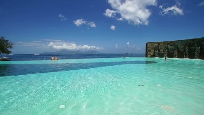 俯瞰大海和莫雷阿岛的无限泳池