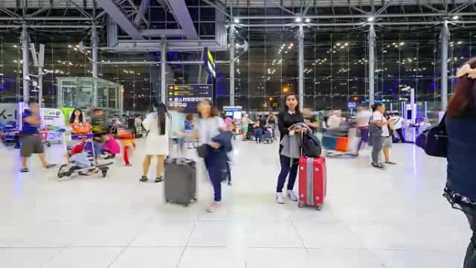 延时: 机场柜台大厅的旅客人群