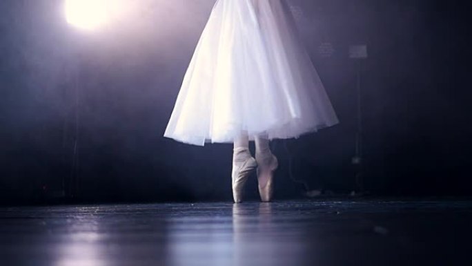 芭蕾舞女演员穿着脚尖鞋的腿的特写镜头。没有脸。高清。