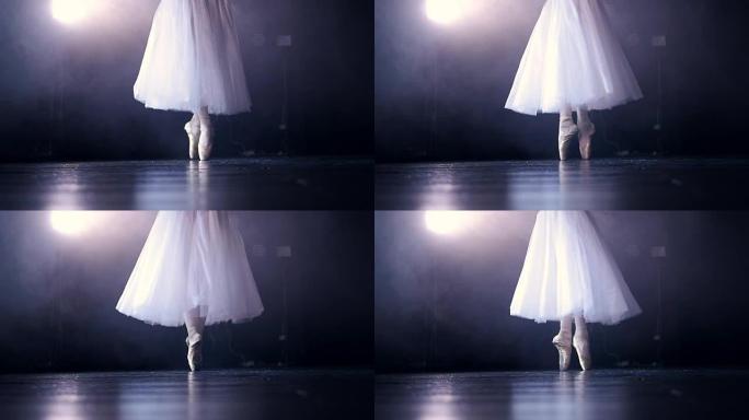 芭蕾舞女演员穿着脚尖鞋的腿的特写镜头。没有脸。高清。