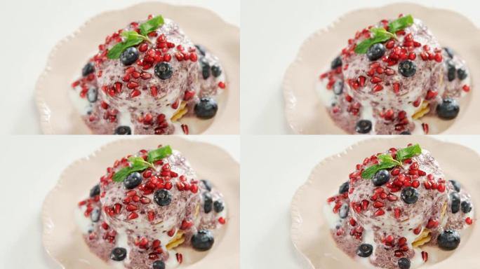 华夫饼冰淇淋装饰水果放在盘子4K 4k