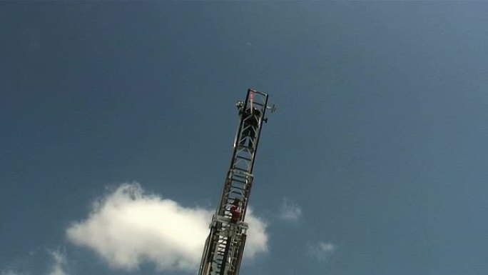 （HD1080i）下降梯上的消防员