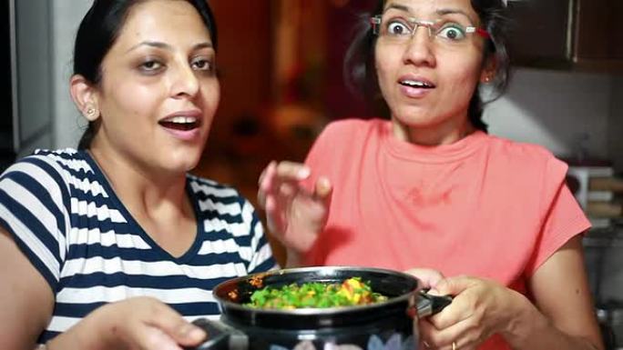 印度家庭主妇闻到并欣赏她们烹饪的食物