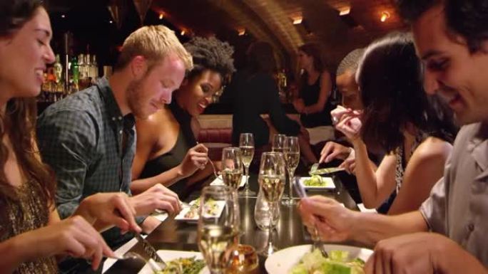 在R3D上拍摄的一群朋友在餐厅用餐