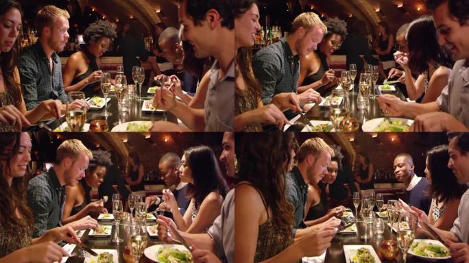在R3D上拍摄的一群朋友在餐厅用餐