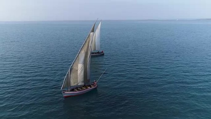 两艘传统单桅帆船在美丽风景秀丽的河口上的空中特写视图