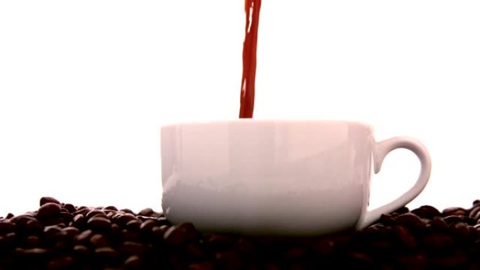 热咖啡倒入白色杯子
