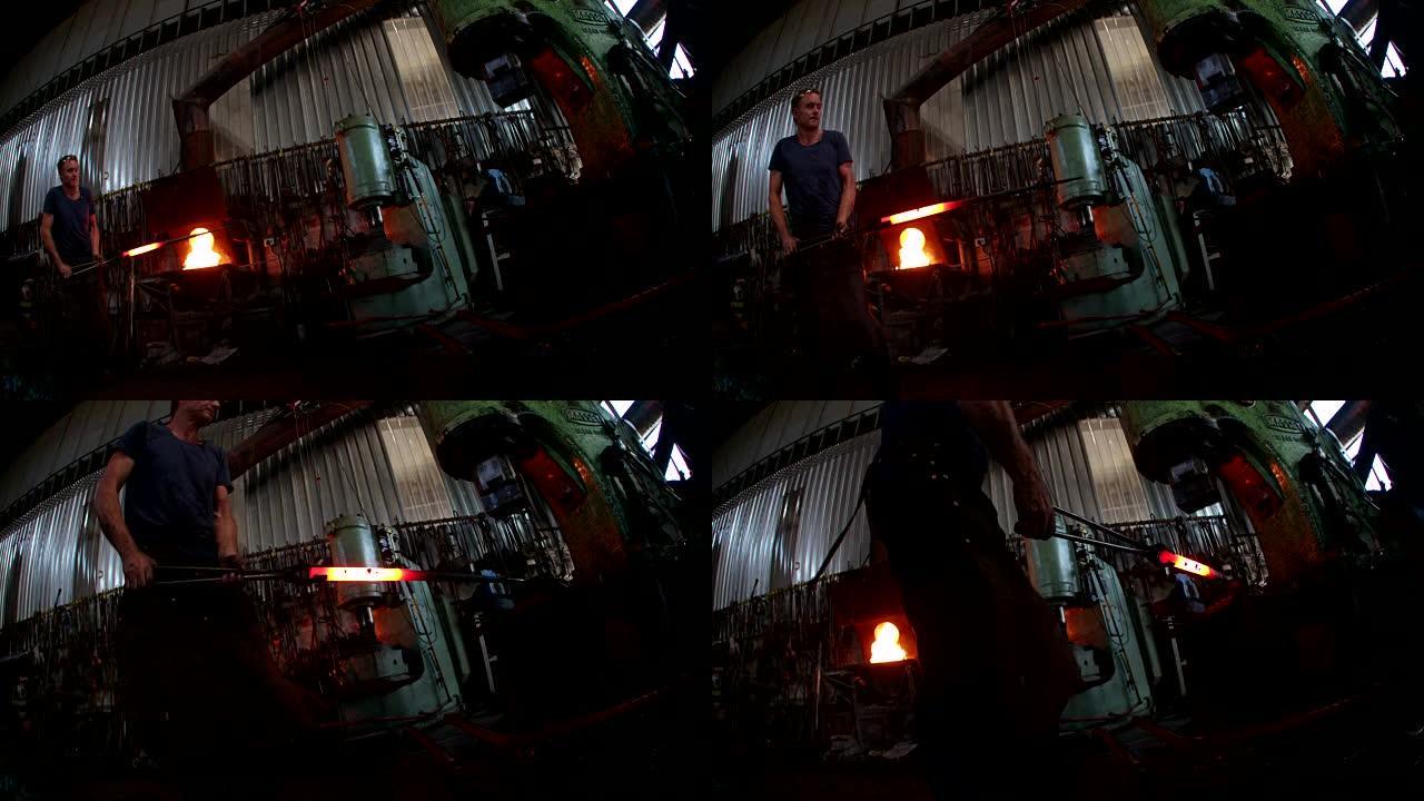 工匠在铁匠工厂的熔炉中加工热铁