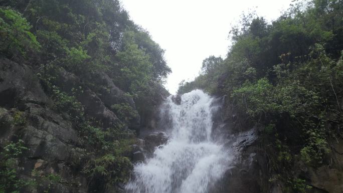 春季雨水   沉浸体验野生瀑布