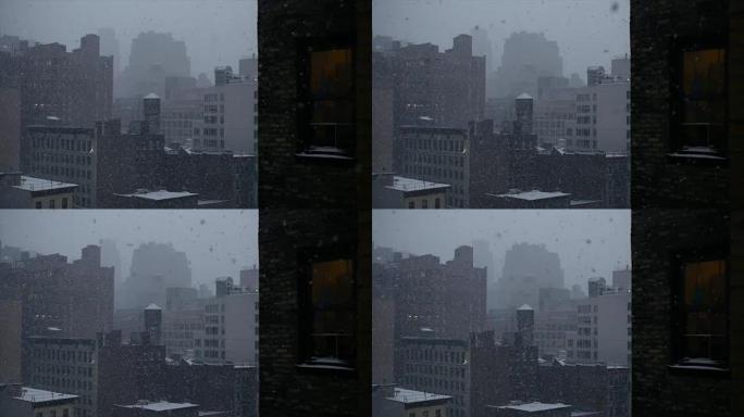 城市中的暴风雪。积雪覆盖的建筑、屋顶和街道。