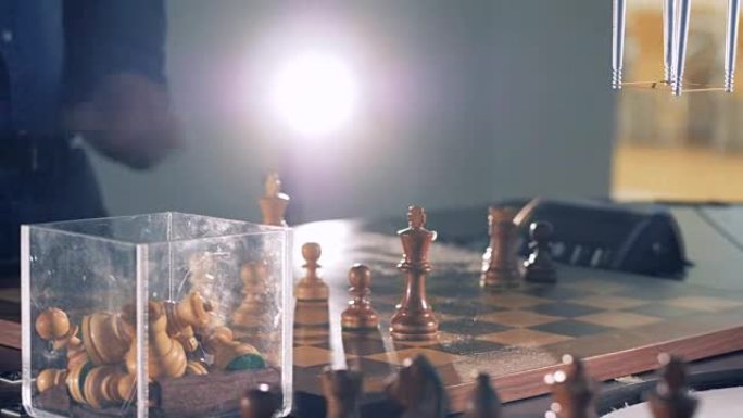 棋手和机器人之间的游戏特写视图。