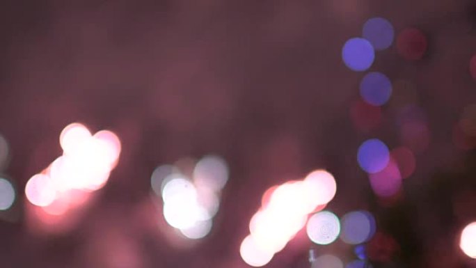 夜城街上新年庆典烟花中的彩色bokeh灯慢动作。摘要背景