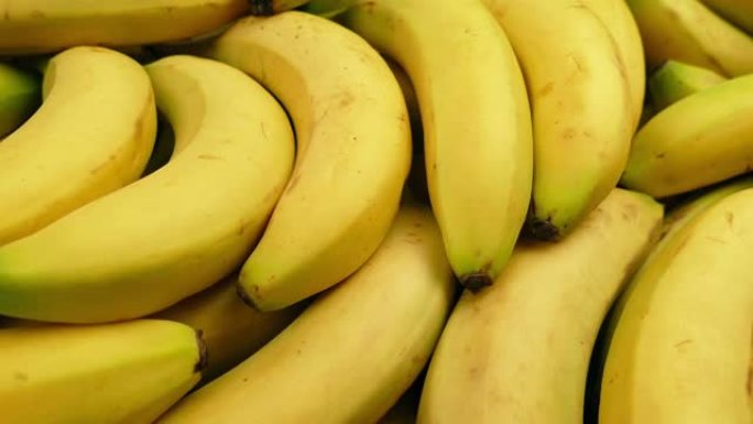 传递成熟的黄色香蕉