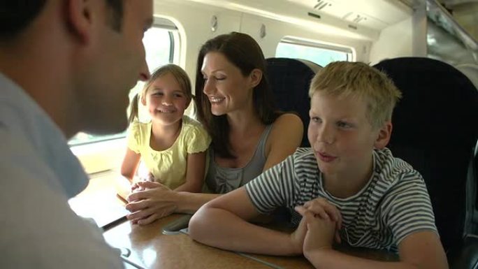 家庭在火车旅行中放松