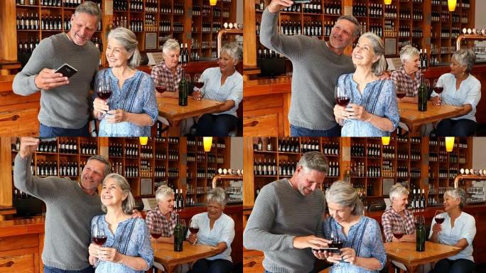 快乐的朋友在喝红酒时用手机自拍4k